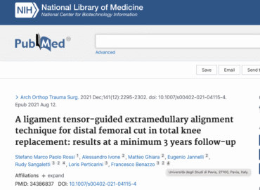 Tensore legamentoso come guida extramidollare per il taglio distale del femore